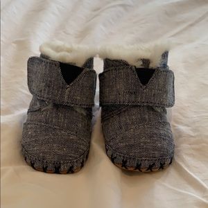 Baby Toms furry boots
